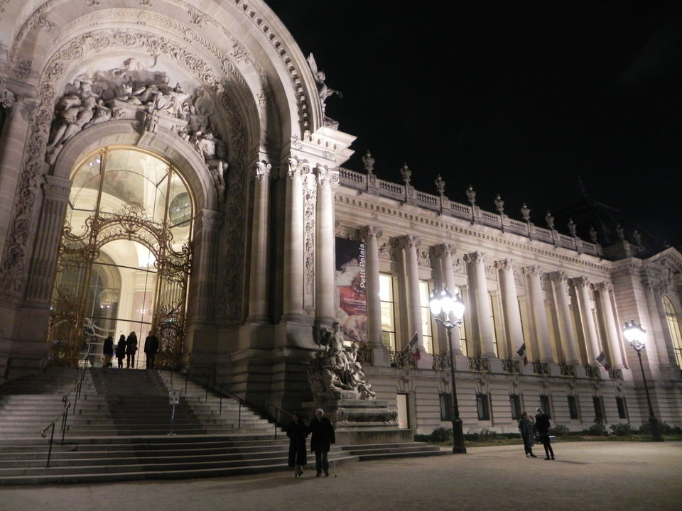 Photo of Champs-Élysées, Paris, France by Animesh Sood