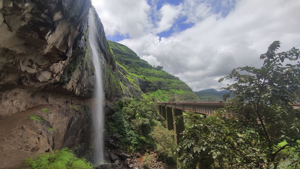 Photo of This Waterfall Across A Railway Bridge is The Latest Discovery Near Mumbai by Kanj Saurav