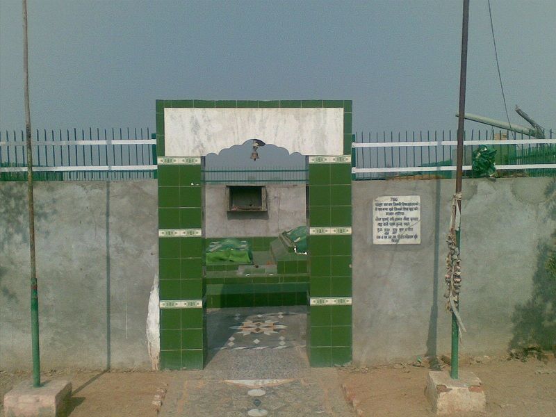 Photo of The mausoleum of Laila-Majnu is here in India 3/7 by Bee The Musafir