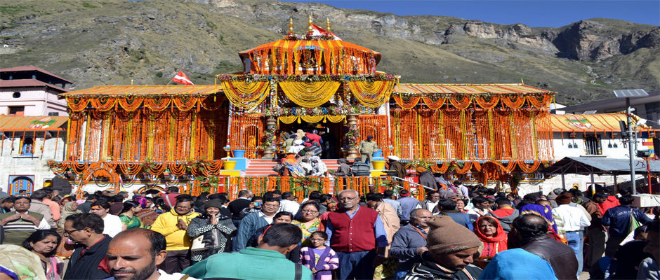 Photo of When I was the lone pilgrim at Badrinath temple... 2/11 by Bee The Musafir