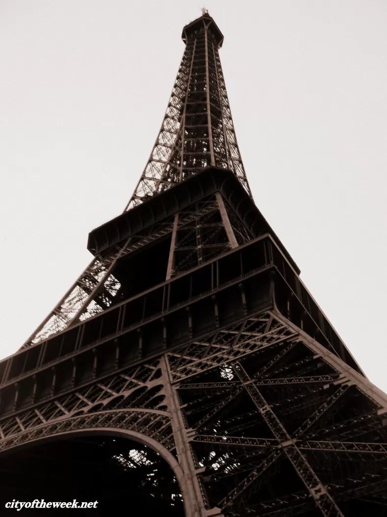 Photo of Eiffel Tower, Avenue Anatole France, Paris, France by Audrey