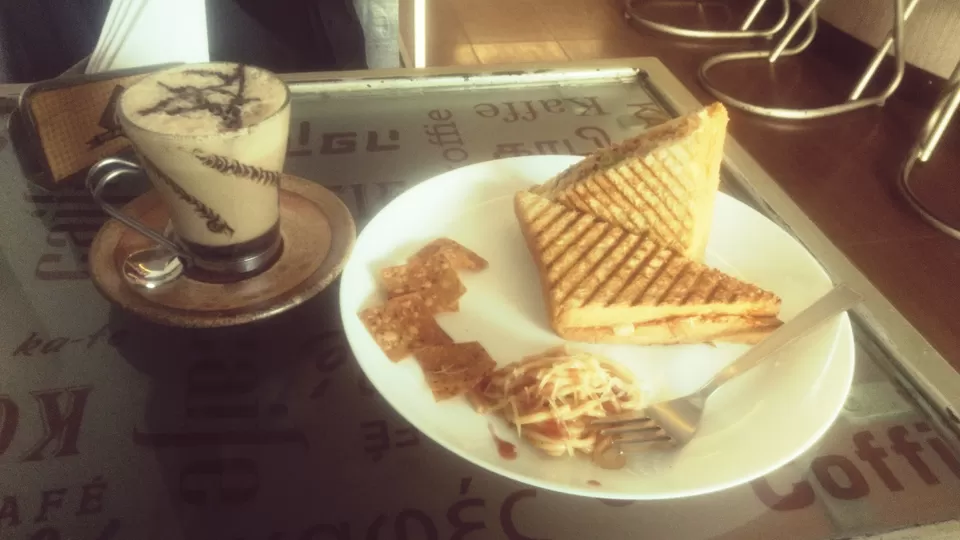 Photo of Cafe Ole, Mission Street, Puducherry, India by Dhruv Kaicker