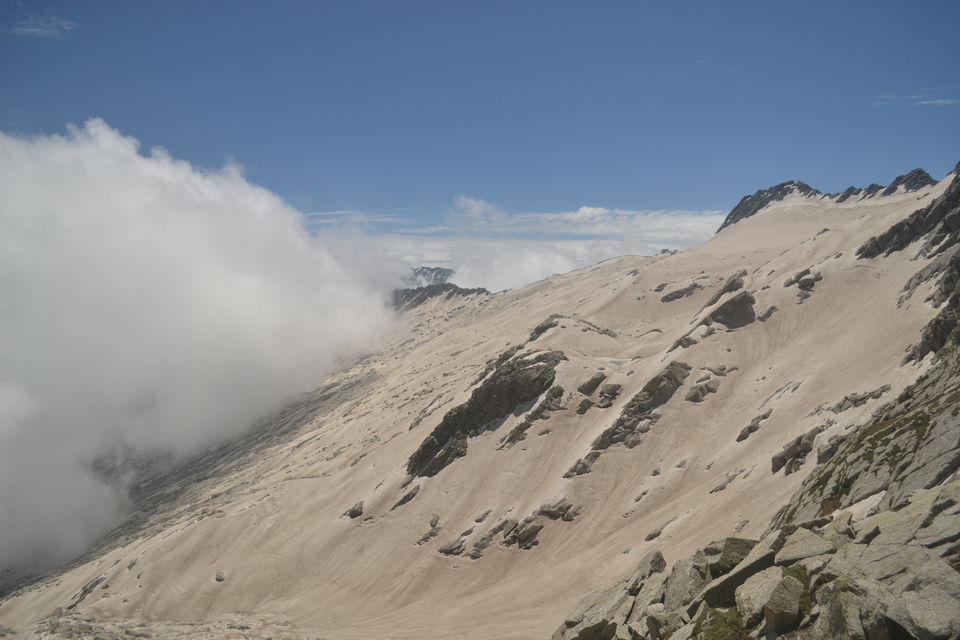 Photo of Indrahar Pass Trail, Dhar Alangari, Himachal Pradesh, India by The_Budget_Backpacker