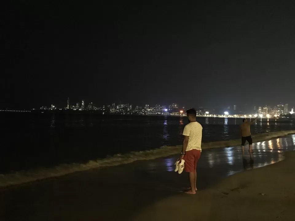 Photo of Marine Drive Beach, Chowpatty, Marine Lines, Mumbai, Maharashtra, India by The_Budget_Backpacker