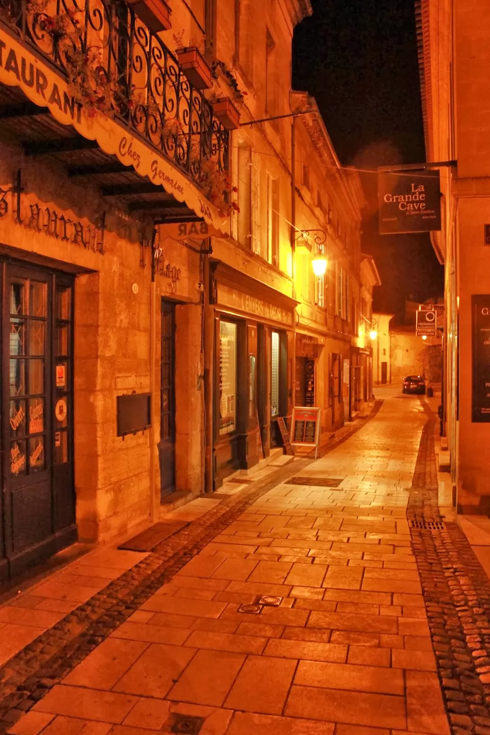 Photo of Saint-Émilion, France by Pix