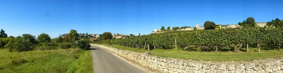 Photo of Saint-Émilion, France by Pix