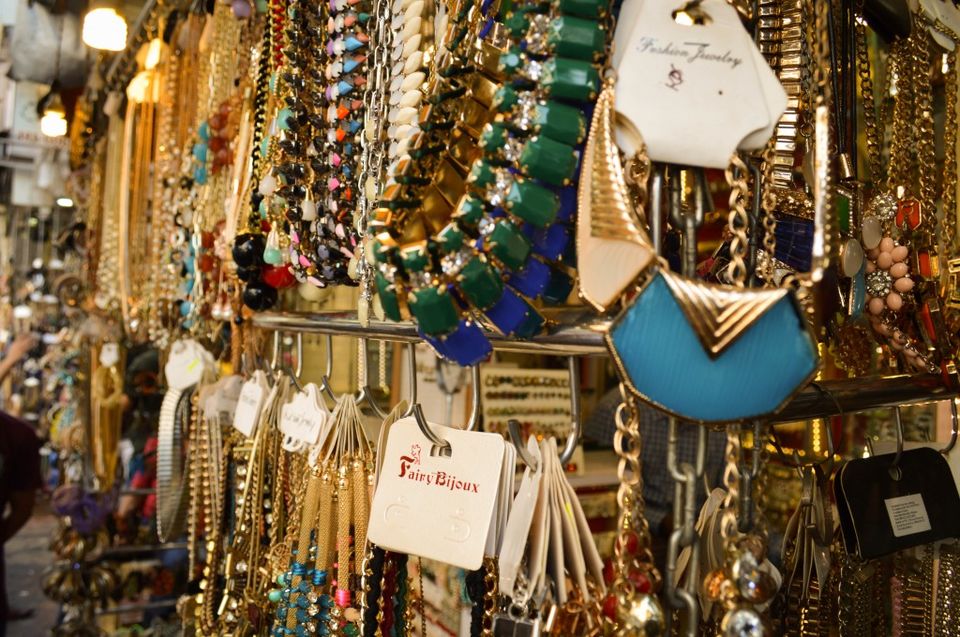 Photo of Step into the heart of Mumbai: Bazaars 1/3 by Savaari