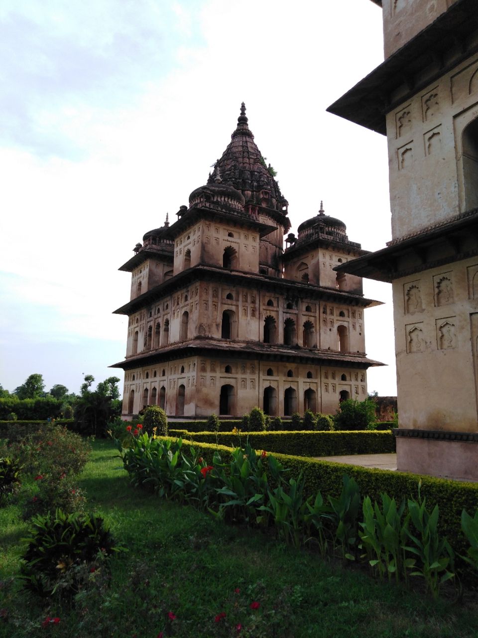 Photo of The Royal Chhatris, CENOTAPHS ORCHHA, Madhya Pradesh, India by Lakshmisha Kerekoppa