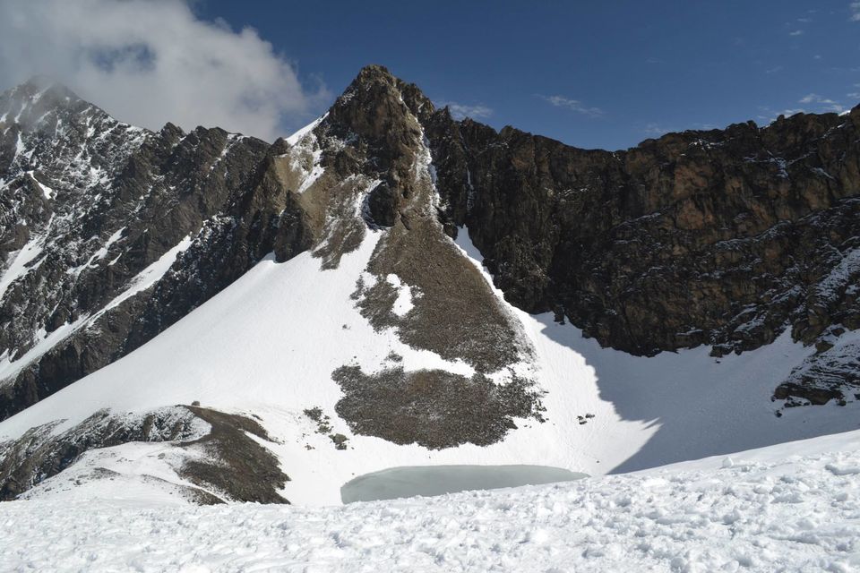 Photo of Roopkund Trek - The mysterious skeleton lake 1/33 by Manish