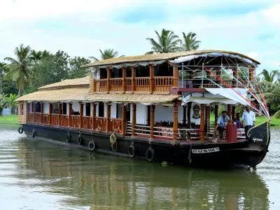 Photo of Alleppey Houseboats, Alappuzha, Kerala, India by Komal Talwalkar