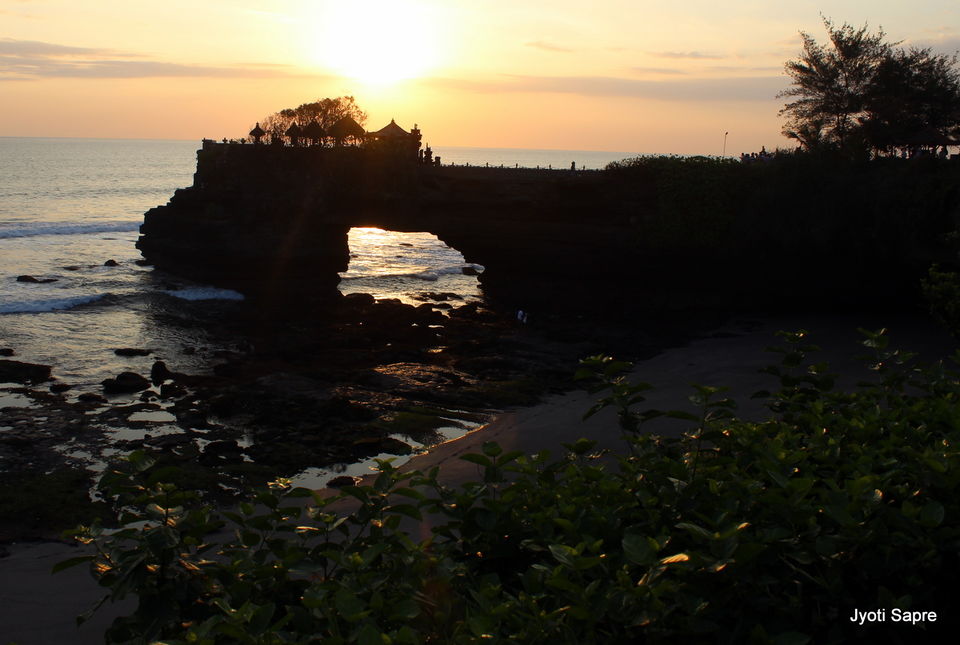 Photo of #CoffeeWithTripoto An evening at Tanah Lot, Bali 3/4 by Jyoti Sapre