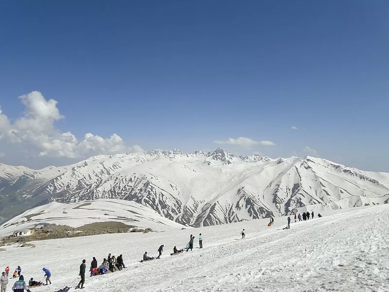 Photo of Why Should You Experience Snowfall in Gulmarg Once in Your Lifetime? by Nishtha Walia