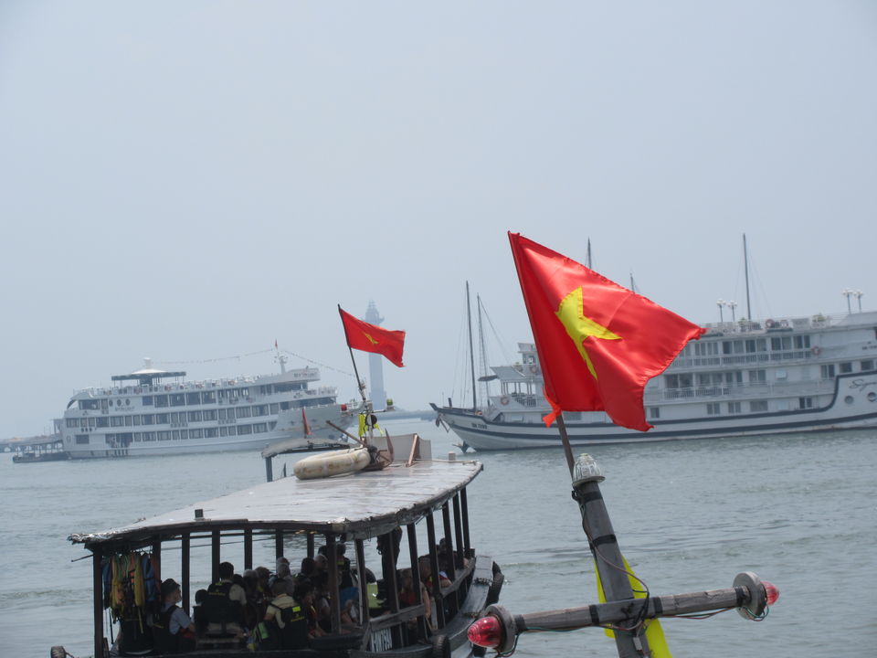 Photo of Hạ Long Bay, Thành phố Hạ Long, Quảng Ninh, Vietnam by LonelyCanopy_Art&Travel