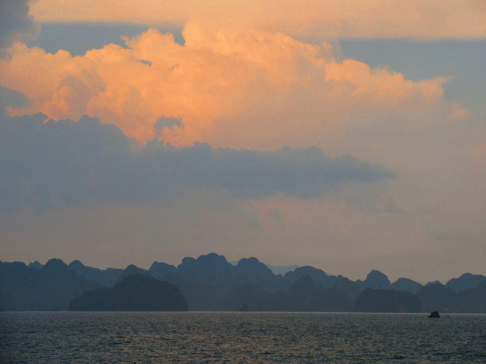 Photo of Hạ Long Bay, Thành phố Hạ Long, Quảng Ninh, Vietnam by LonelyCanopy_Art&Travel