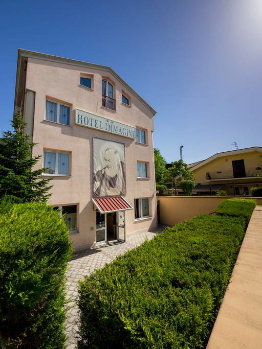 Photo of Do you know the ways of finding the best hotels? 1/1 by Rosie joy