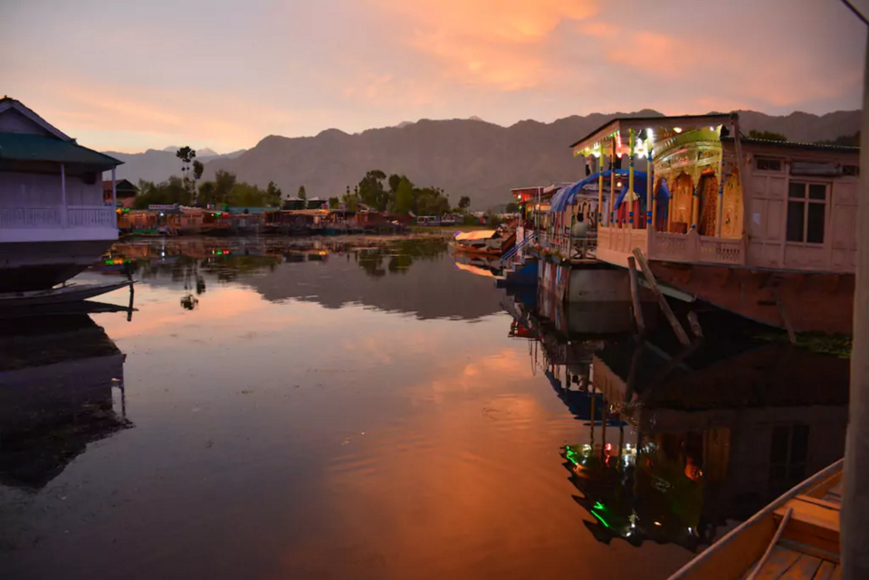 Photo of It's Time to Ditch Boring Hotels Because These Gorgeous Houseboats in Srinagar Await You! by Disha Kapkoti