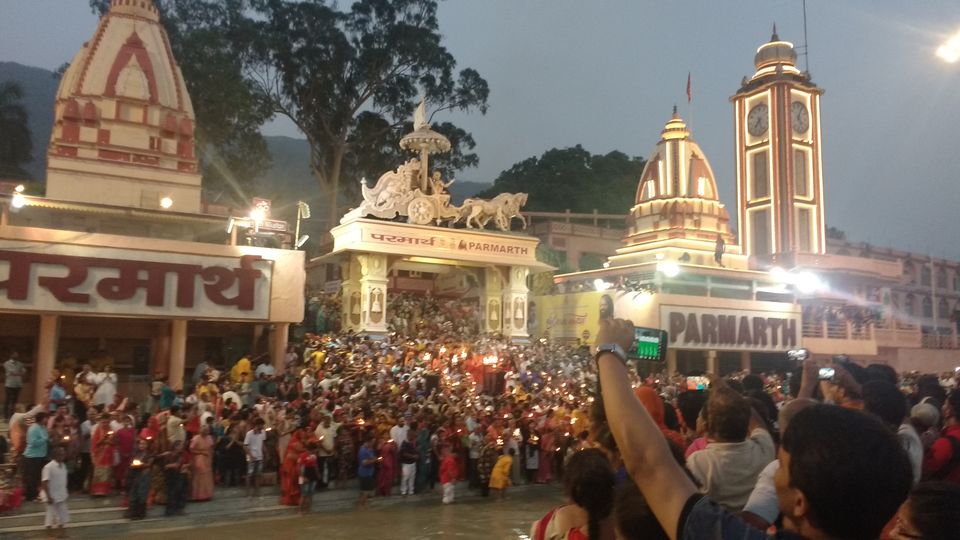 Photo of Ganga Aarti at Parmarth Niketan #RishikeshTravel by theuncanny_traveller