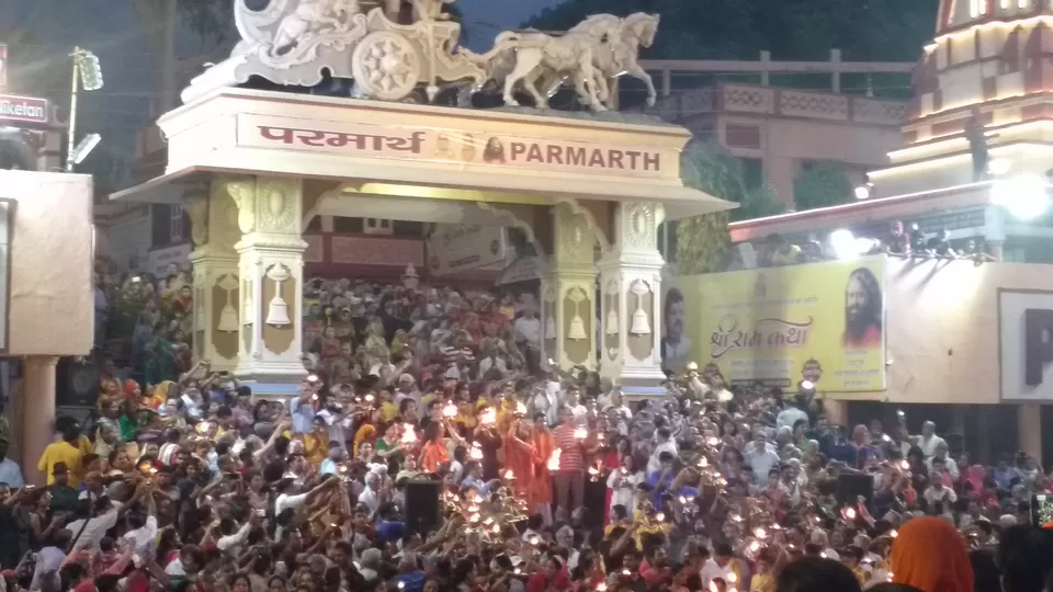 Photo of Ganga Aarti at Parmarth Niketan #RishikeshTravel by theuncanny_traveller