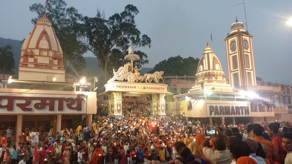 Photo of Ganga Aarti at Parmarth Niketan #RishikeshTravel by theuncanny_traveller