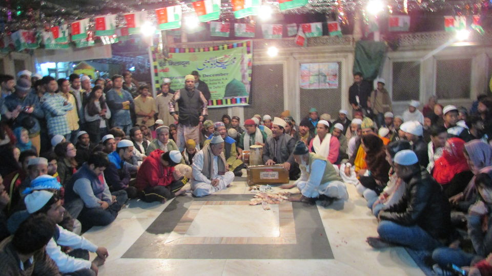 Photo of Hazrat Nizamuddin Aulia Dargah, Nizamuddin, Nizammudin West Slum, Nizamuddin West, New Delhi, Delhi, India by Sourjya Das