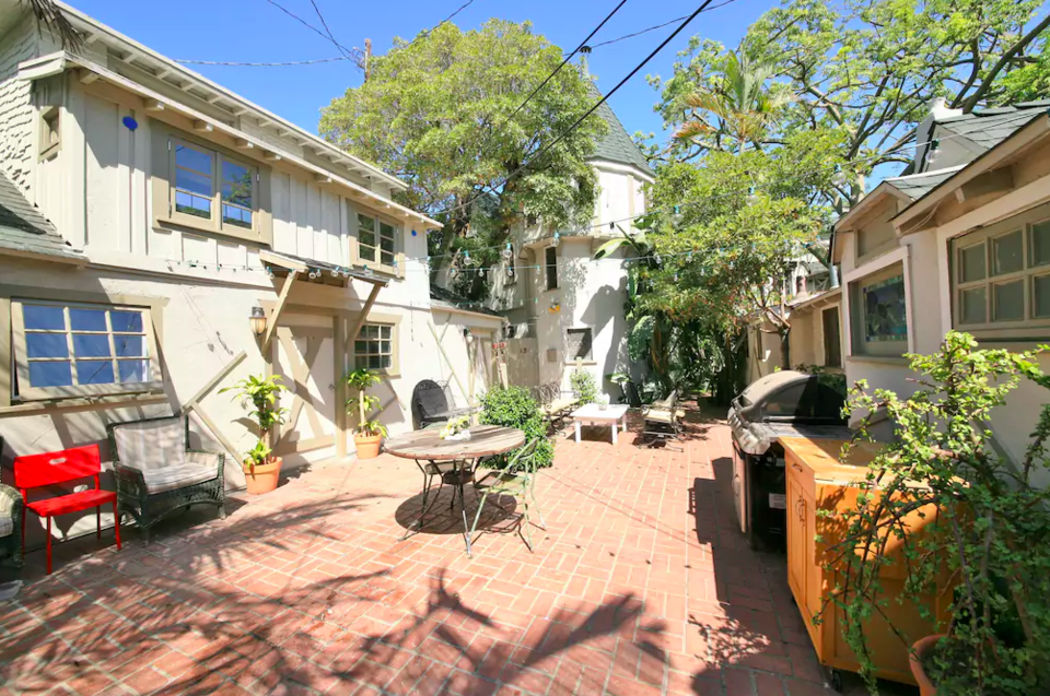 Photo of Gorgeous Celebrity Homes That You Can Actually Book Right Now! 3/13 by Richa Devi