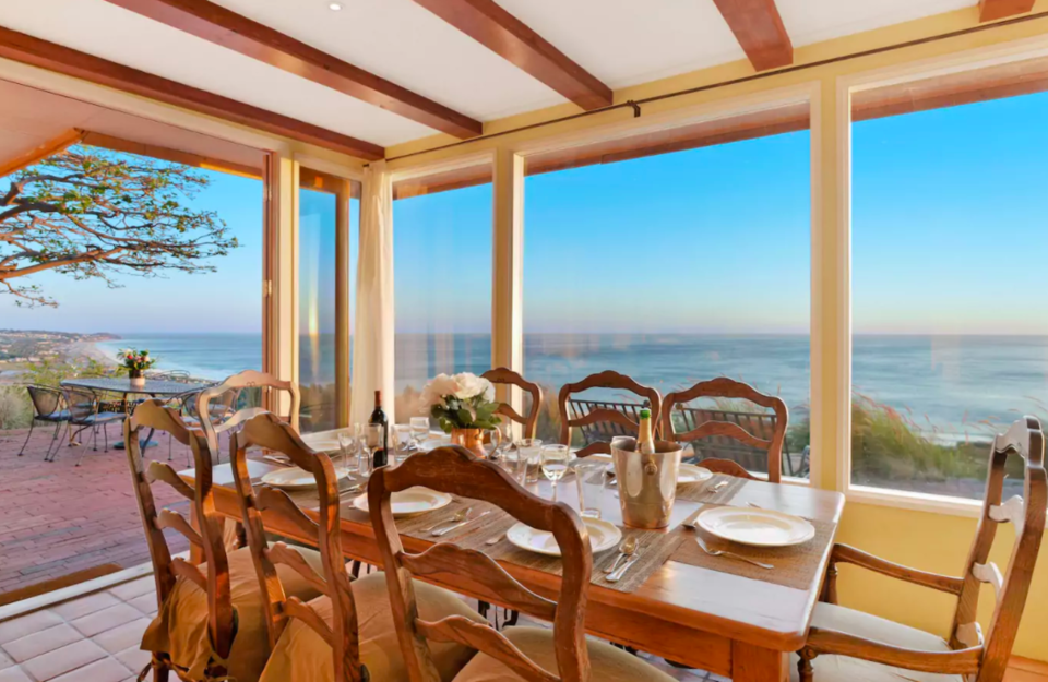 Photo of Gorgeous Celebrity Homes That You Can Actually Book Right Now! 10/13 by Richa Devi