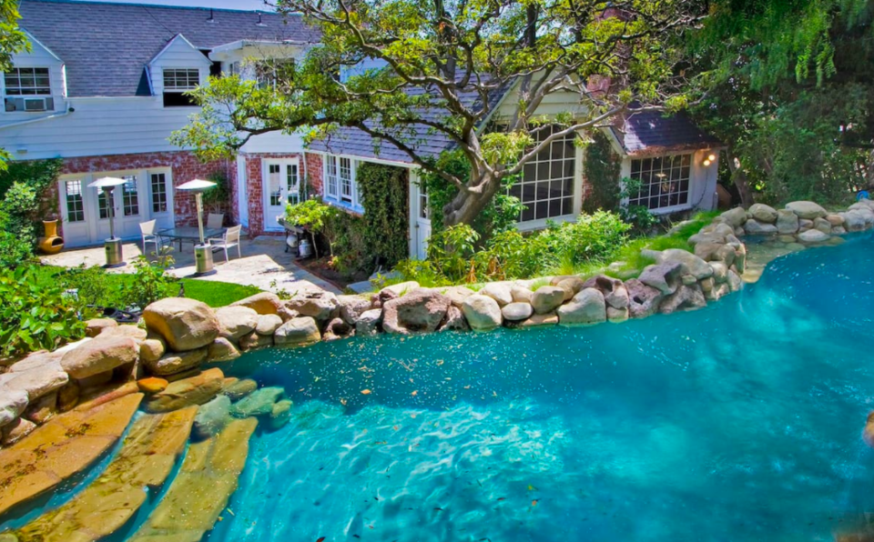 Photo of Gorgeous Celebrity Homes That You Can Actually Book Right Now! 12/13 by Richa Devi