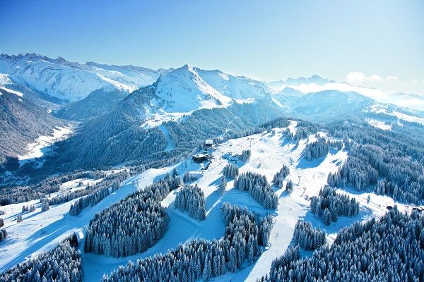 Photo of Top 4 Ski Resorts near Geneva Airport for the 2018 Season 4/4 by Jay 'Firespin' Helliwell