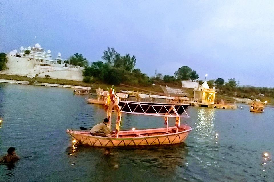 Photo of Gwarighat, Jabalpur, Madhya Pradesh, India by Saheli Bera
