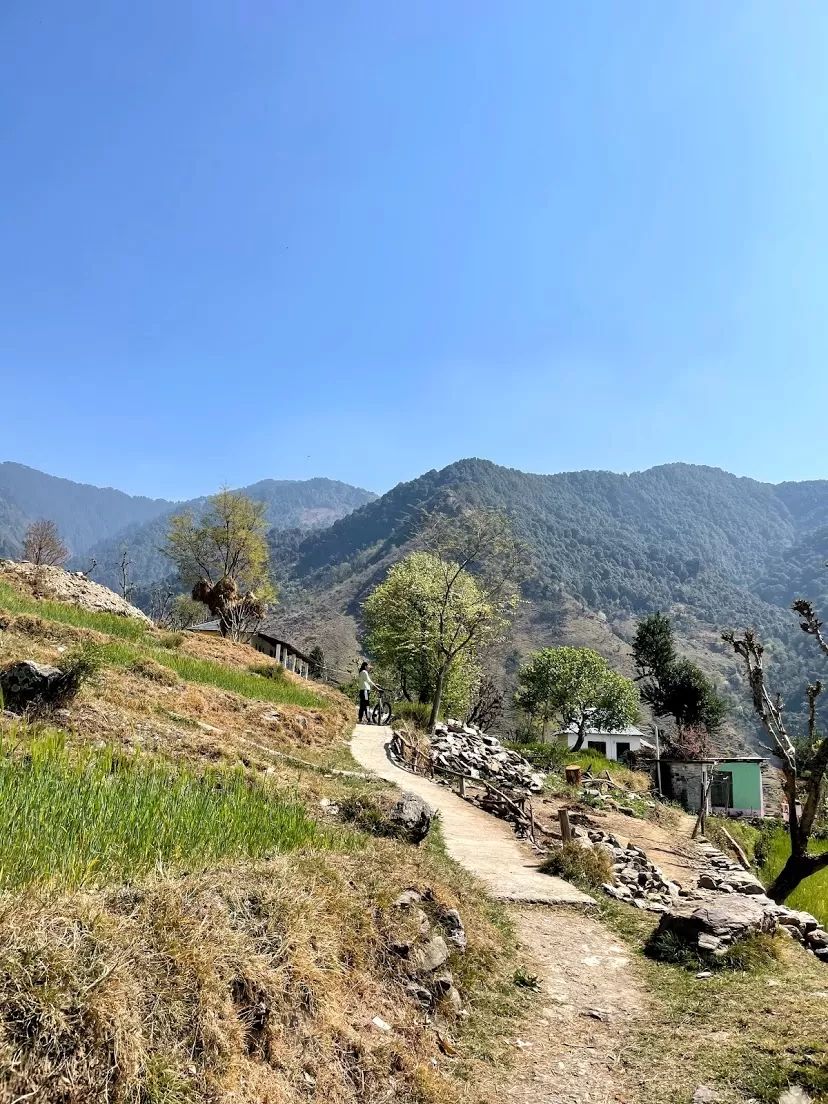 Photo of Gunehar Road, Bir, Himachal Pradesh, India by Divyangna (Nomadic_Missy)