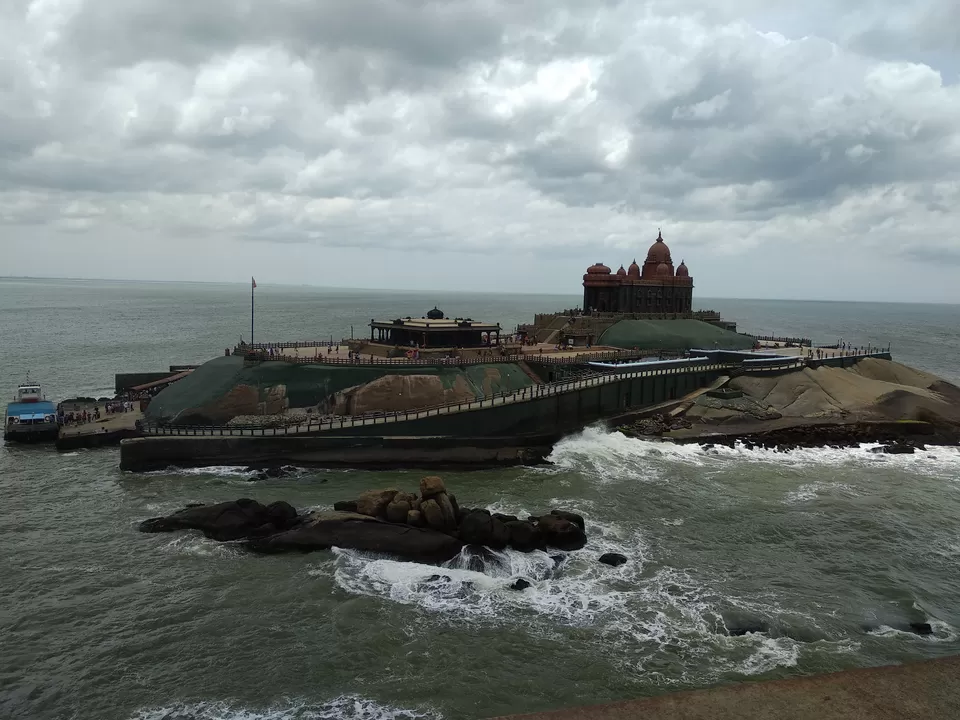 Photo of Thiruvalluvar Statue, Kanyakumari, Tamil Nadu, India by Swati Keshri