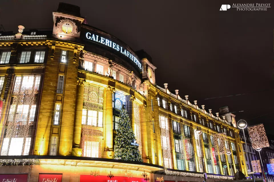Photo of Rue du Commerce, Paris, France by Priya Pareek
