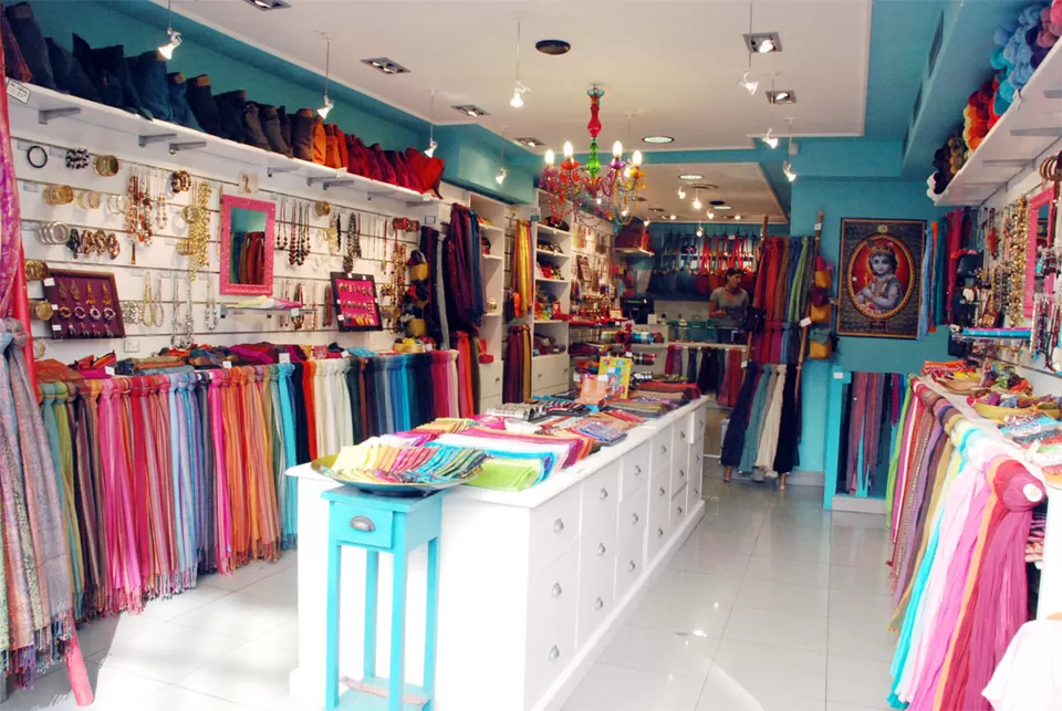 Photo of Triangle d'or, Rue Copernic, Paris, France by Priya Pareek