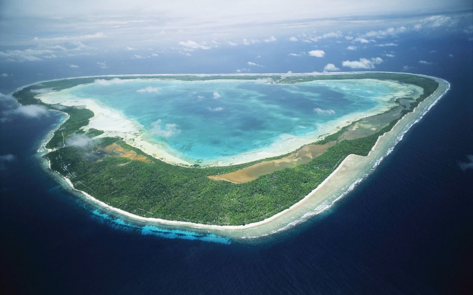 Photo of This Tiny Island Nation Is Spread Across All 4 Hemispheres Of The Globe by Priya Pareek