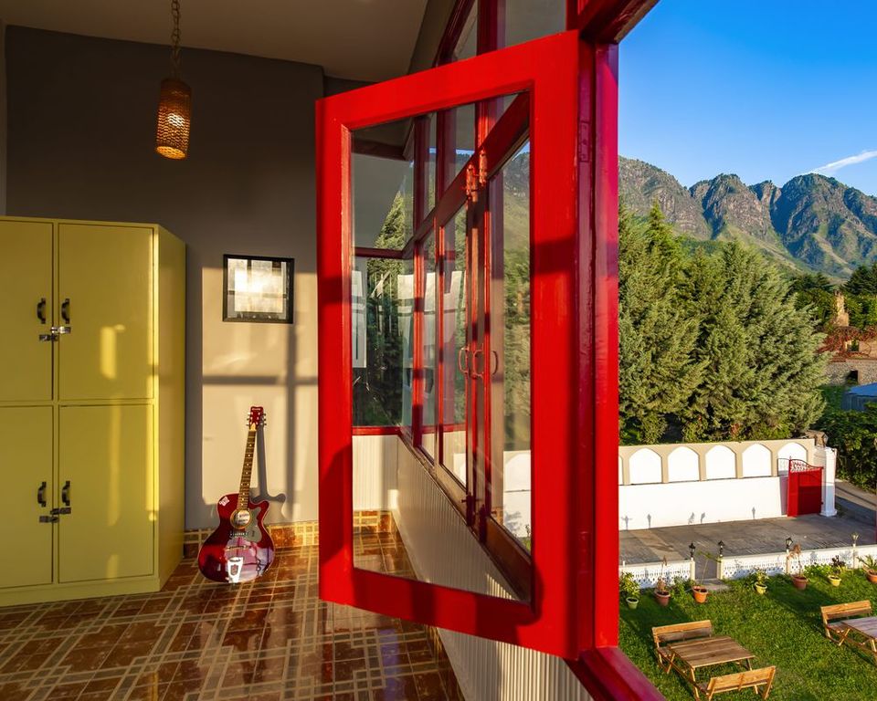 Photo of Oozing Elegance & Beauty, Zostel Srinagar Is Backpackers' Paradise In 'Heaven on Earth' 2/8 by Priya Pareek
