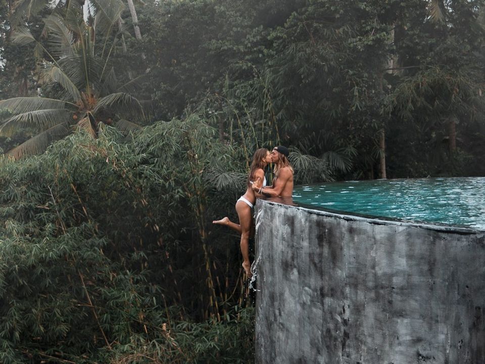 Photo of What Happened When a Couple Hung off the Edge of an Infinity Pool to Strike a Pose by Priya Pareek