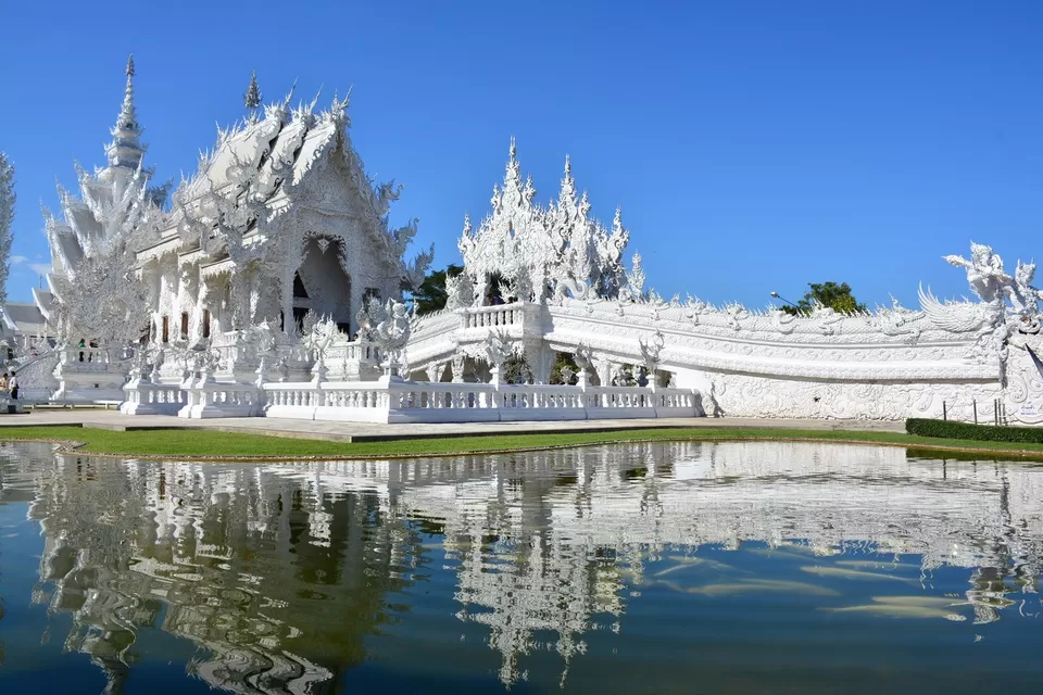 Photo of Wat Rong Khun, ตำบล ป่าอ้อดอนชัย อำเภอเ มืองเชียงราย Chiang Rai, Thailand by Priya Pareek