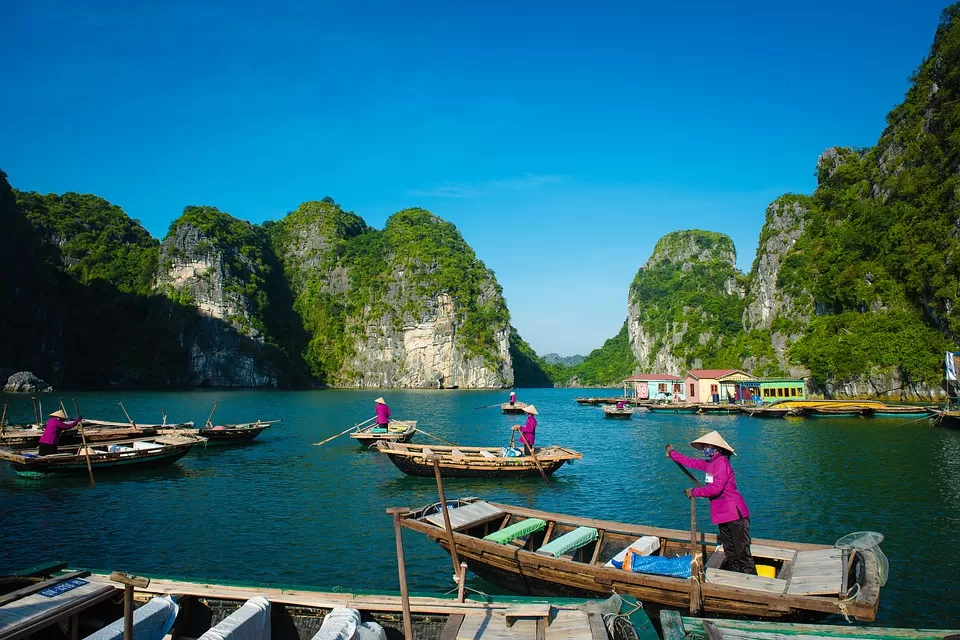 Photo of Halong Bay Vietnam, Bai Chay, Hạ Long, Quảng Ninh, Vietnam by Priya Pareek