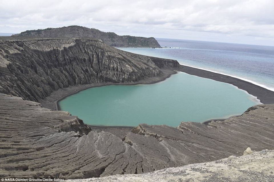 Photo of A New Island Has Been Born in Tonga Archipelago After Volcanic Eruptions. See Pics 3/3 by Priya Pareek
