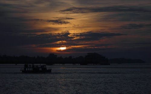 Photo of Marine Drive, Ernakulam, Kerala, India by Travel With Jaggu