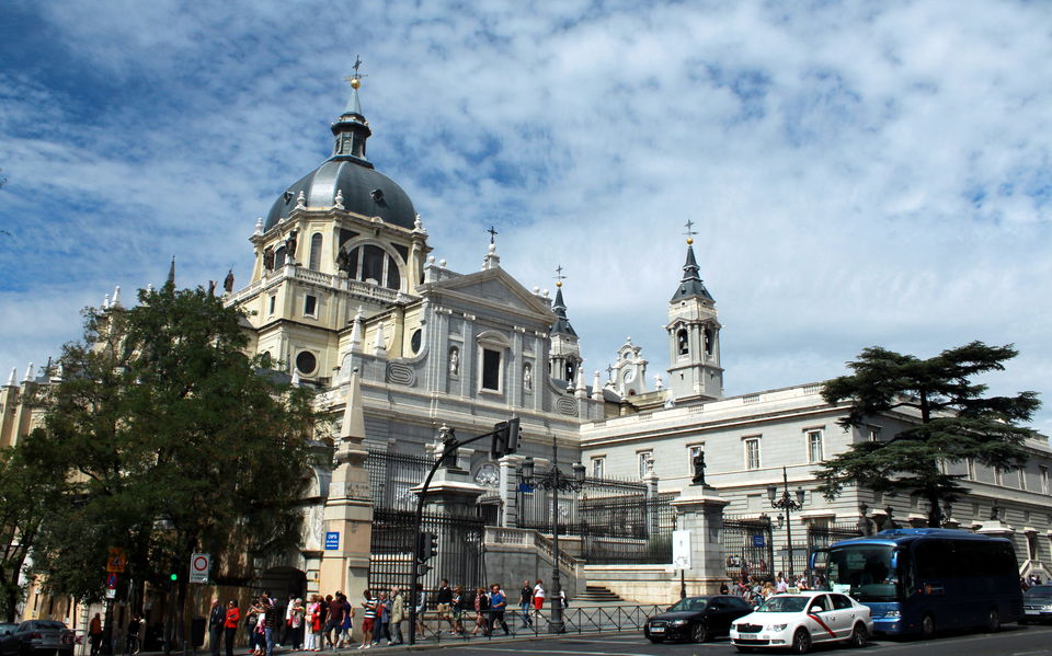 Photo of Almudena Cathedral, Calle de Bailén, Madrid, Spain by Prashant Pundir