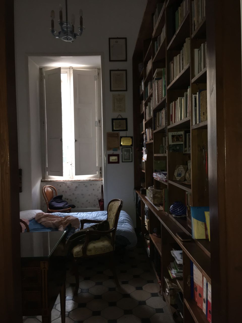Photo of HOW WE NAVIGATED IN NAPLES TO OUR FIRST AIRBNB WITHOUT INTERNET by Preeti Singh