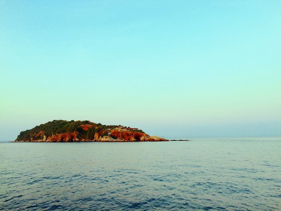 Photo of Koh Larn, Na Ban Pier - Pattaya, Bali Hai Pier, Pattaya City, Bang Lamung District, Chon Buri, Thailand by Meghna Talwar