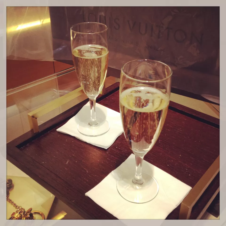 Photo of Champs-Élysées, Paris, France by Fran Sendiong-Dacono