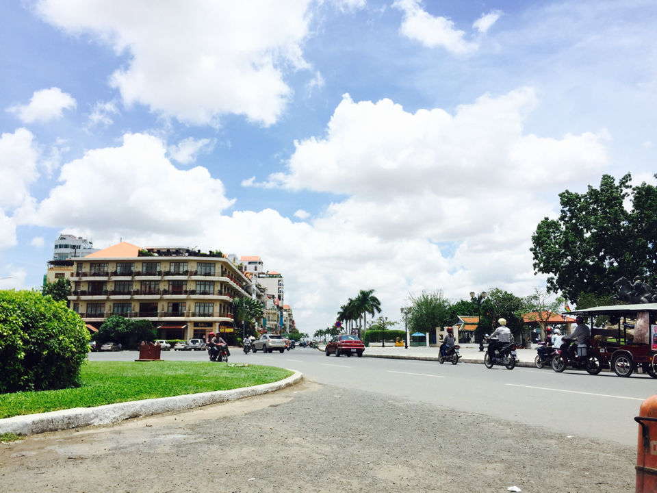 Photo of Backpacking Phnom Penh : Friendly Girls , Cold Beer And Streets Full Of Range Rovers 7/10 by Brokedudetraveling