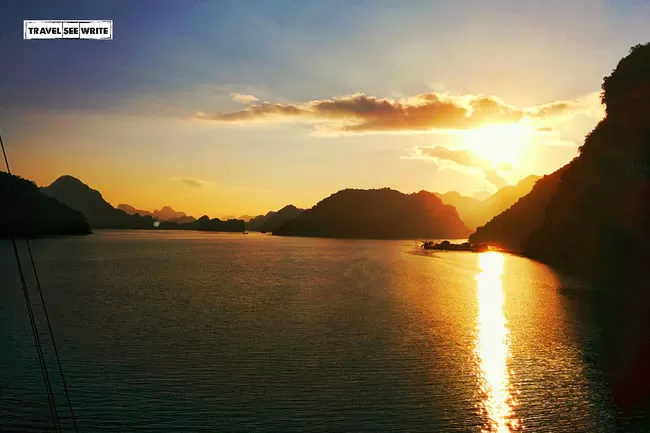 Photo of Halong Bay Vietnam, Bãi Cháy, Thành phố Hạ Long, Quảng Ninh, Vietnam by Archana Singh