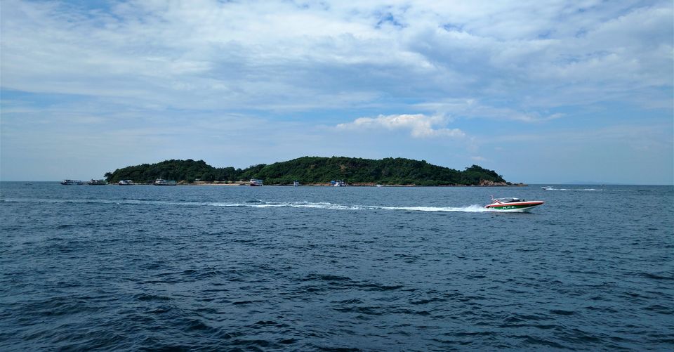 Photo of Koh Larn Island, Beach, Bang Lamung District, Chon Buri, Thailand by Zahid