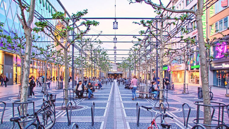Photo of FRANKFURT SHOPPING SCENES 2/3 by melissaphilip