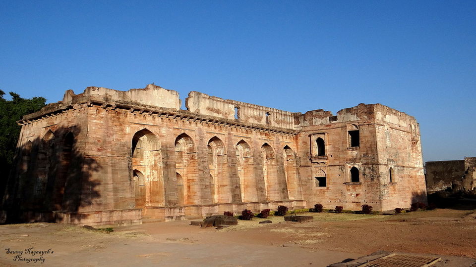 Photo of Hindola Mahal, Mandav, Madhya Pradesh, India by Saumy Nagayach