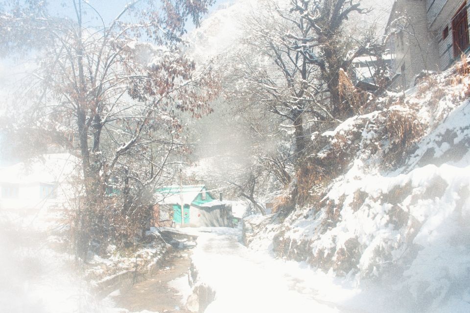 Photo of Kasol in a blur. by Sayandeep Roy